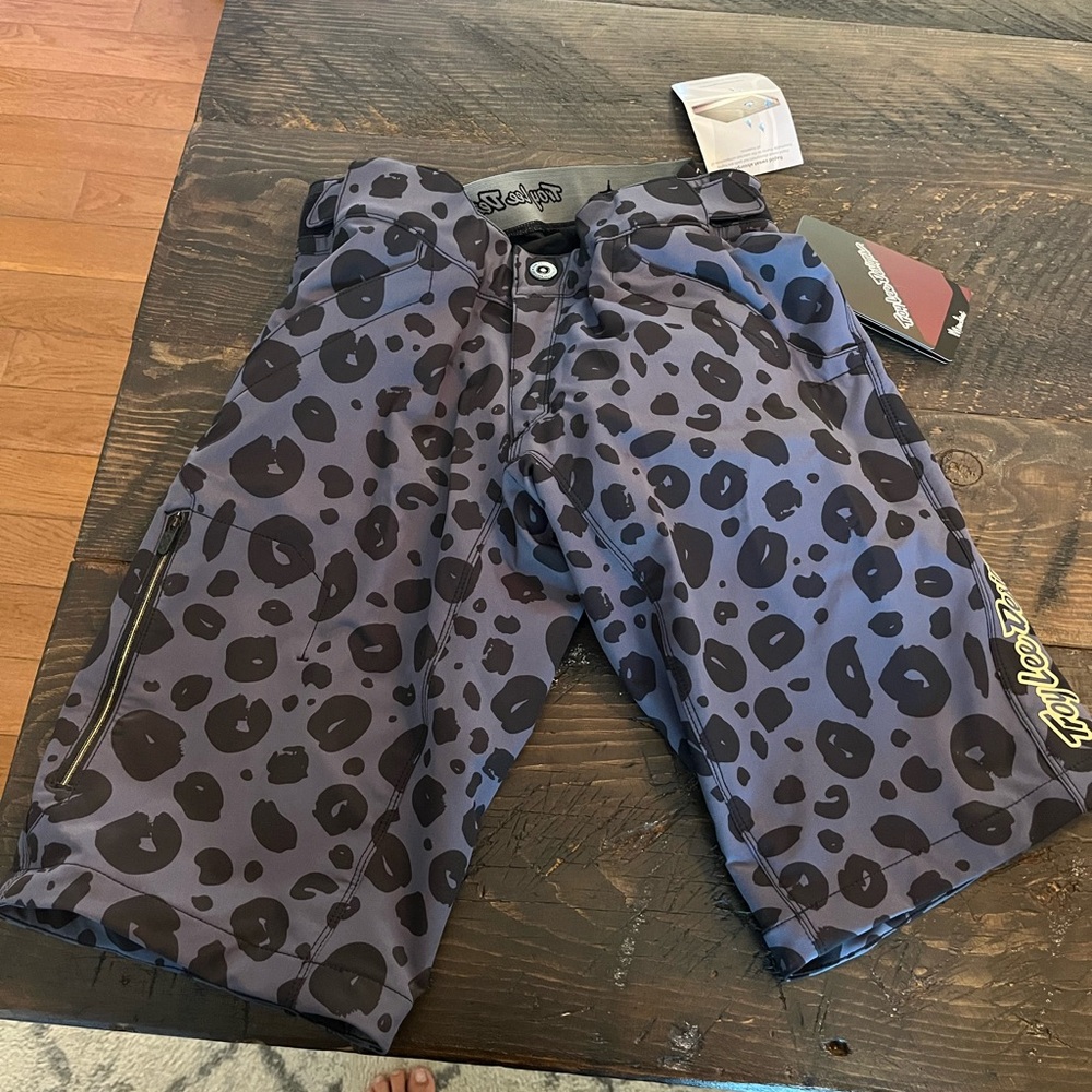 new with tags.Women’s cheetah black small biking shorts.Troy Lee Designs